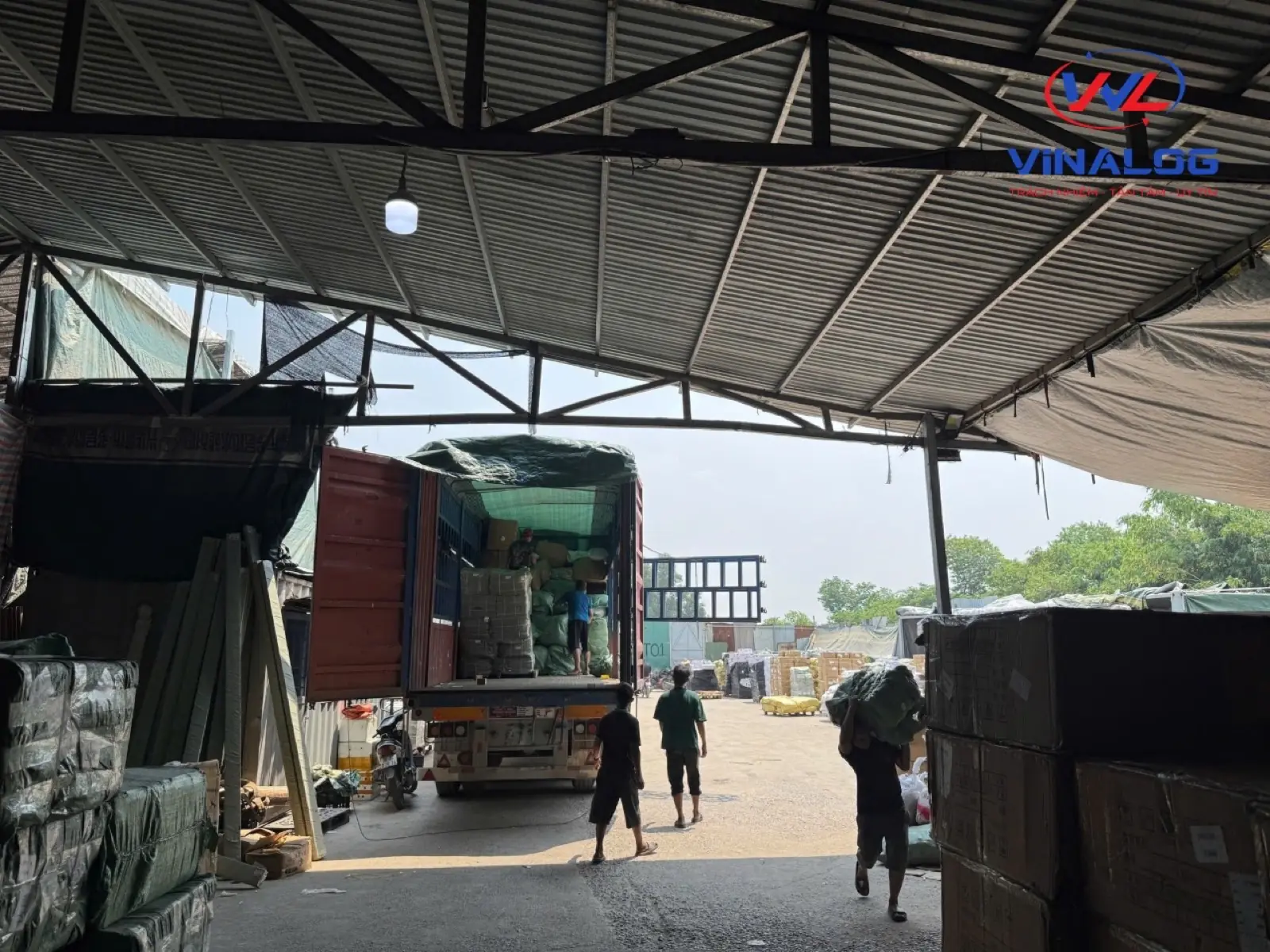 Bốc xếp hàng tại kho biên giới
