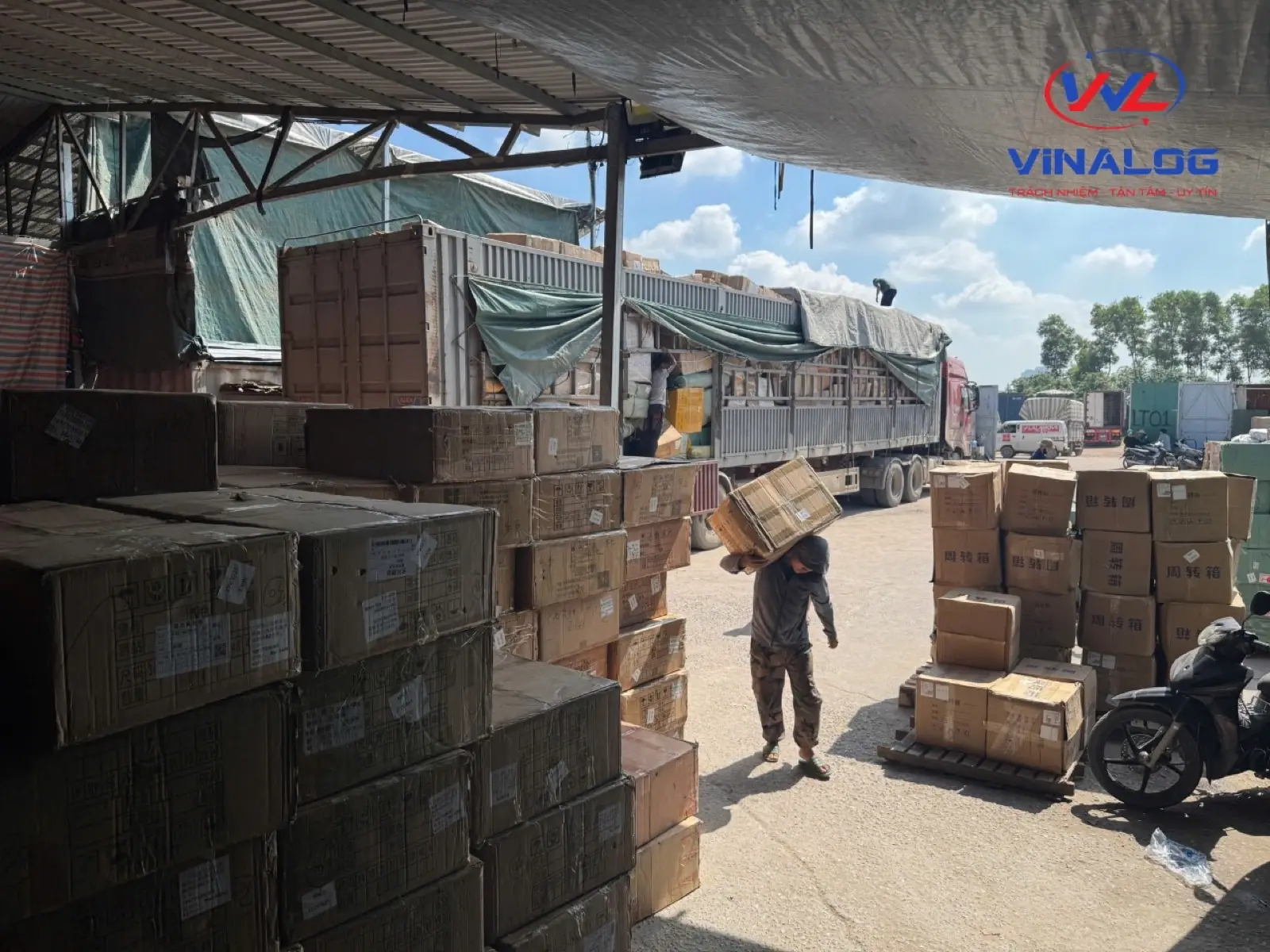 Đội ngũ VINALOG bốc xếp hàng tại kho