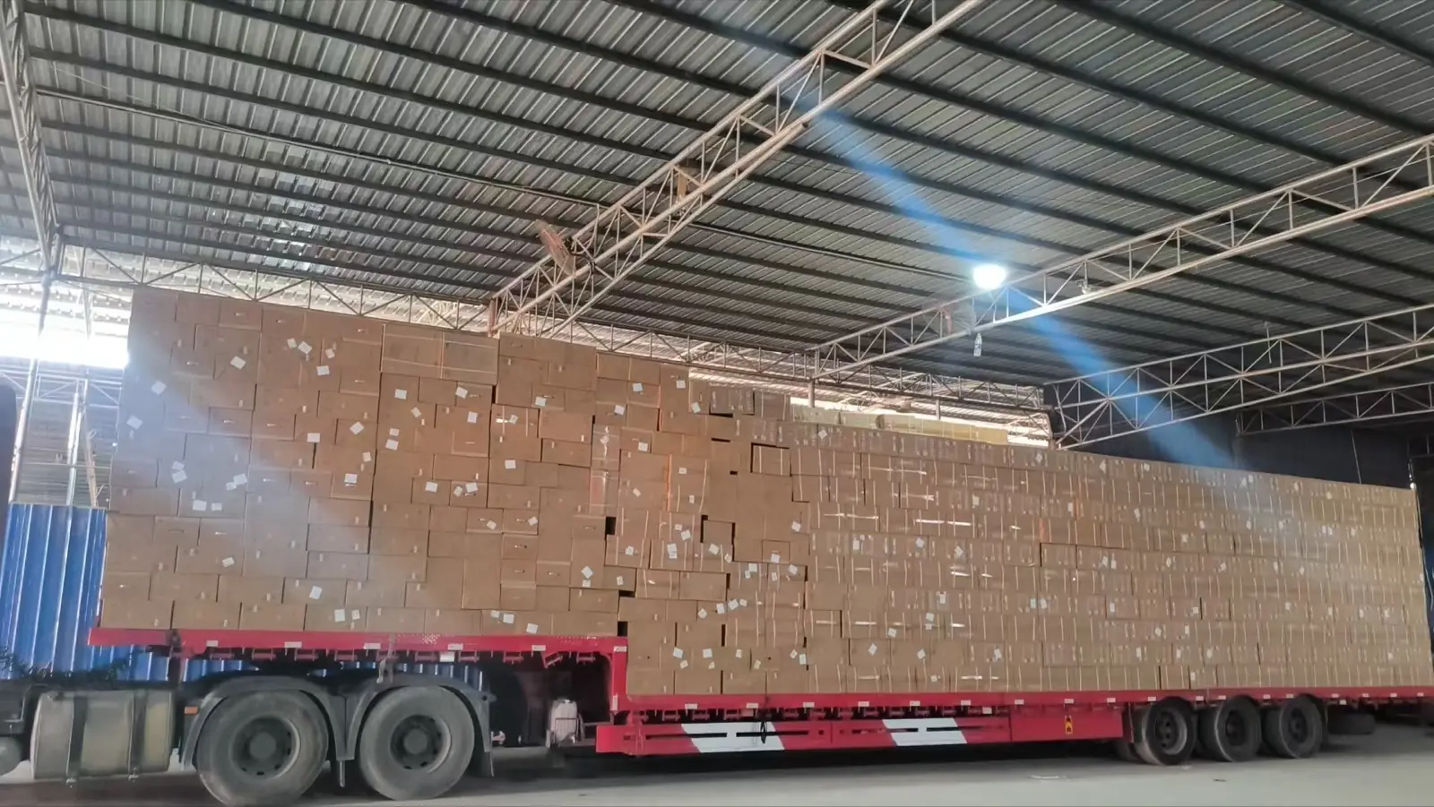 Xe hàng xếp đầy tại kho VINALOG